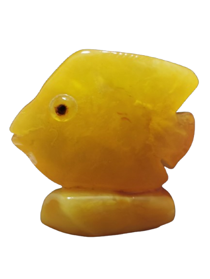 Rzeźba ryby, duża figurka z bursztynu bałtyckiego